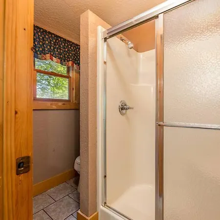 Dog Friendly Secluded Cabin Whot-Tub & Sleeps 12 Pigeon Forge Exterior photo