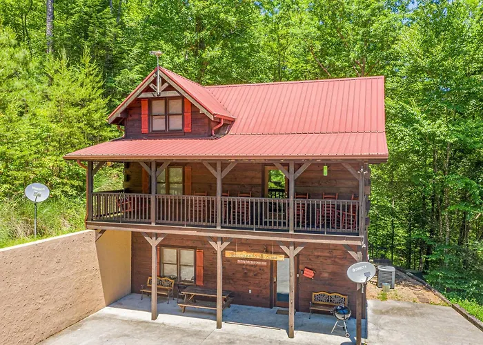 Dog Friendly Secluded Cabin Whot-Tub & Sleeps 12