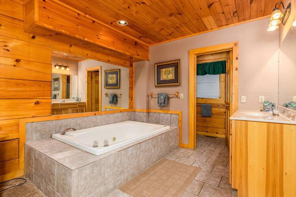 Dog Friendly Secluded Whot-tub & Sleeps 12 Pigeon Forge