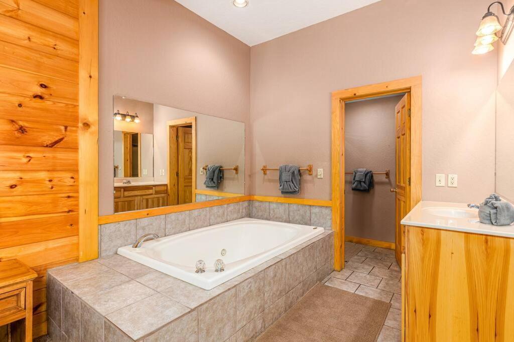 Dog Friendly Secluded Whot-tub & Sleeps 12