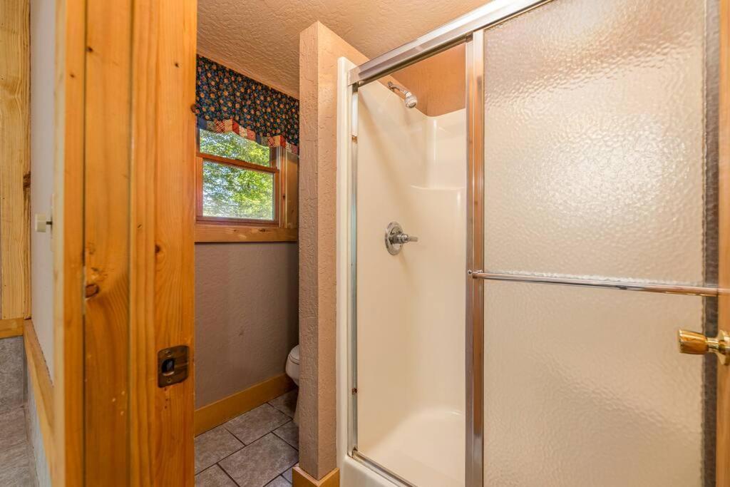 Dog Friendly Secluded Whot-tub & Sleeps 12 *