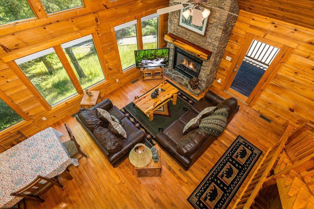 Dog Friendly Secluded Whot-tub & Sleeps 12 Pigeon Forge