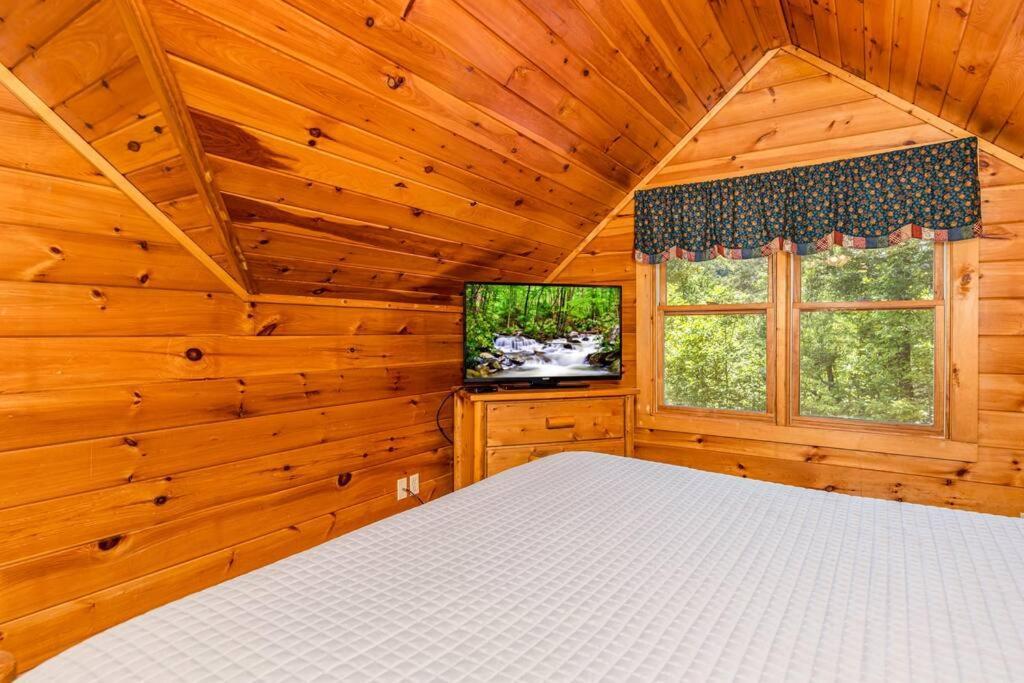 Dog Friendly Secluded Whot-tub & Sleeps 12 Holiday home Pigeon Forge
