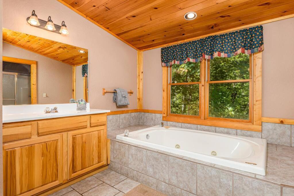 Dog Friendly Secluded Whot-tub & Sleeps 12 Holiday home