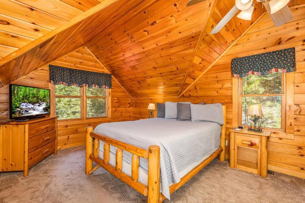 Dog Friendly Secluded Whot-tub & Sleeps 12 Holiday home Pigeon Forge
