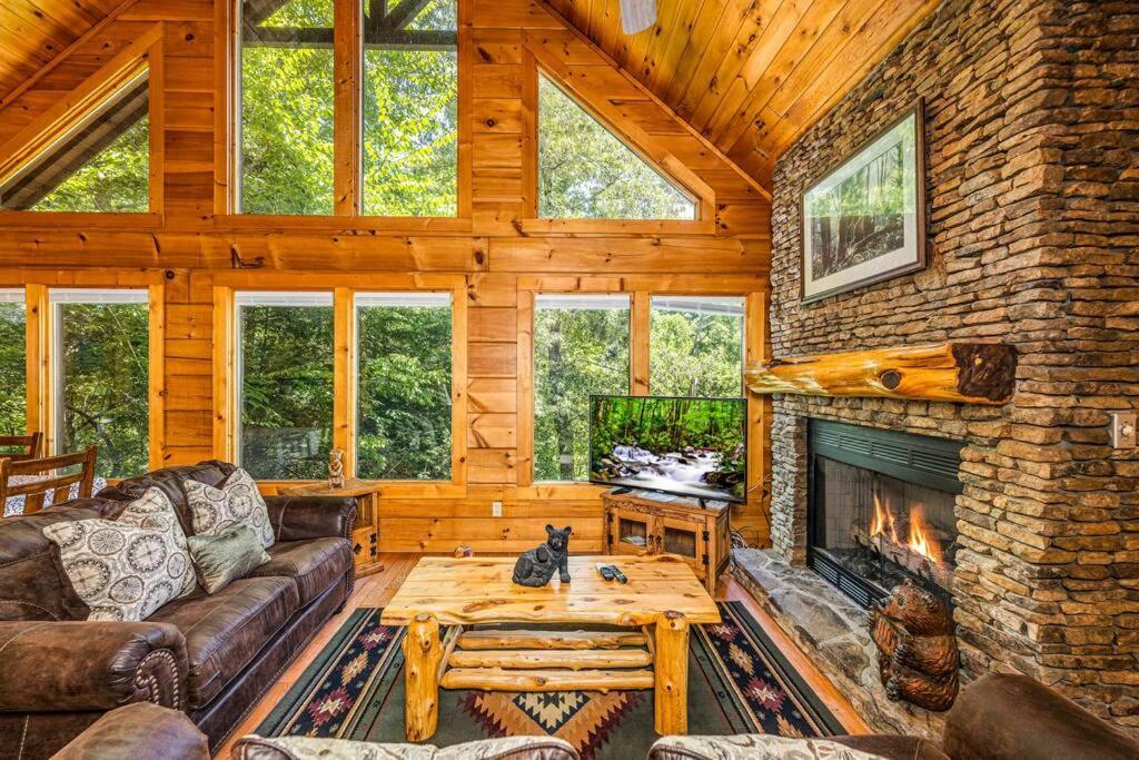 Dog Friendly Secluded Whot-tub & Sleeps 12 *