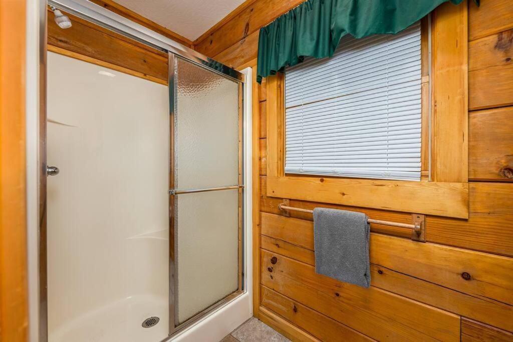 Dog Friendly Secluded Whot-tub & Sleeps 12 *